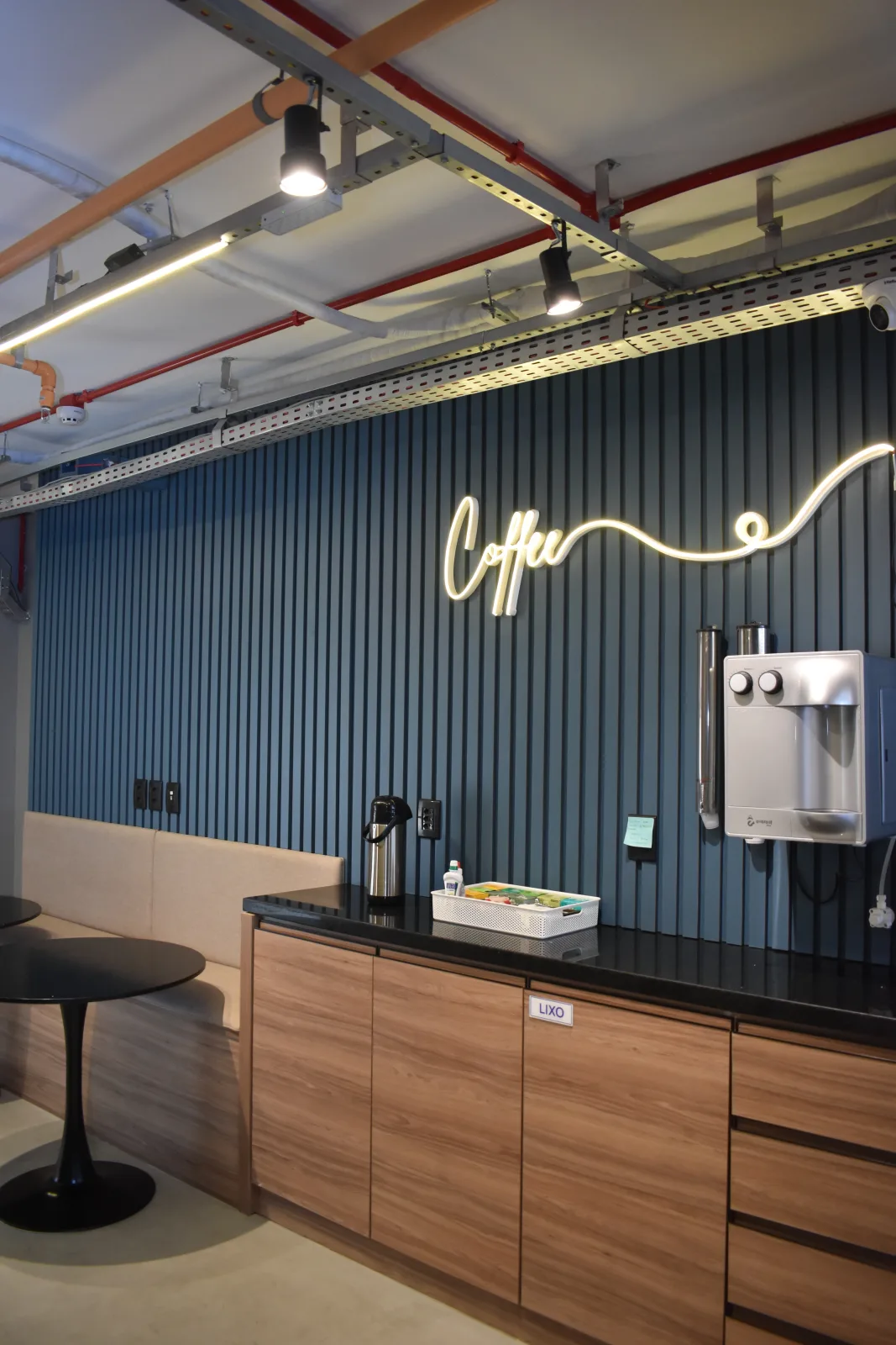 Espaço de trabalho equipado na Wefoundr Salvador